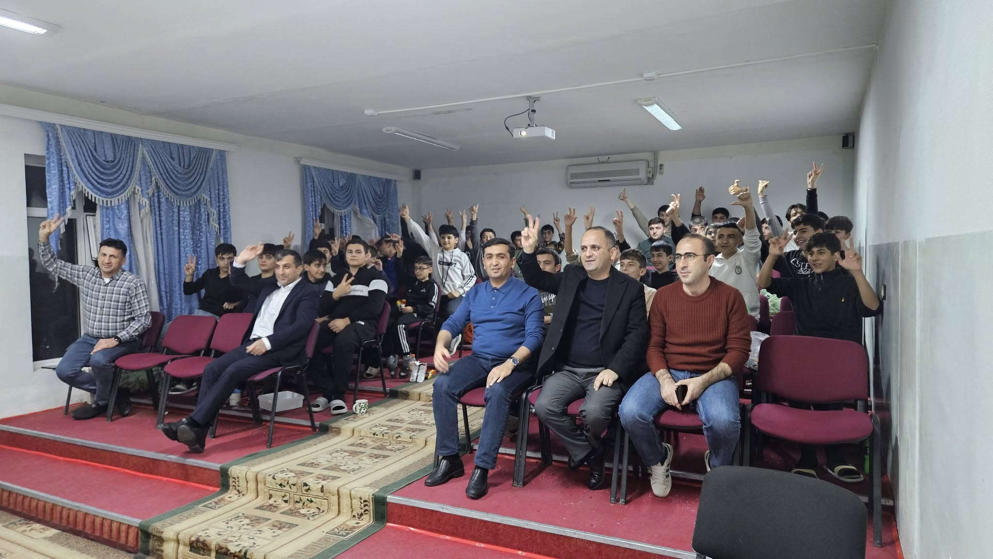 Təhsil idarəsinin nümayəndələri "Qarabağ"ın oyununu şagirdlərlə birgə izləyiblər