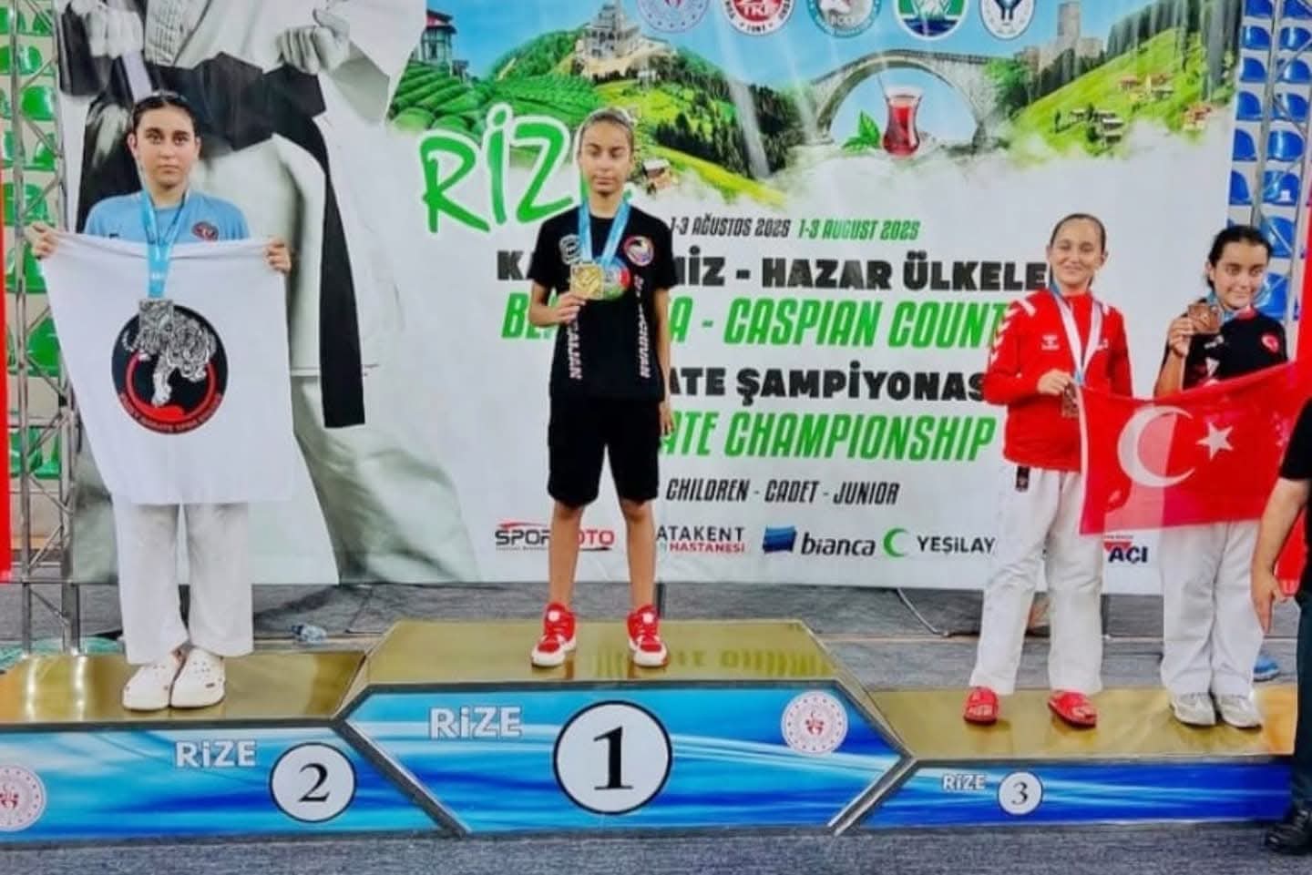 Naxçıvanın karateçiləri Türkiyədən medalla döndülər