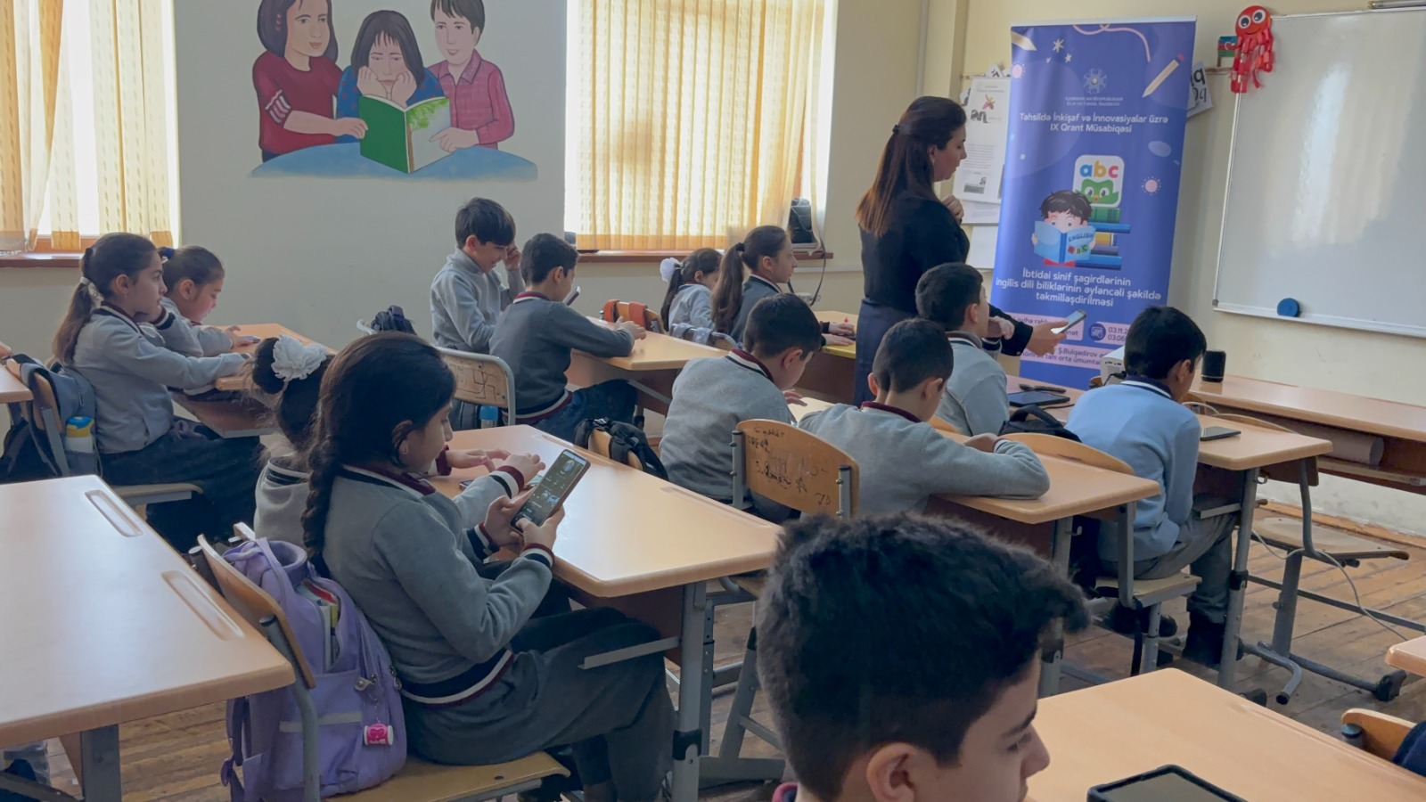 “İbtidai sinif şagirdlərinin ingilis dili biliklərinin əyləncəli şəkildə təkmilləşdirilməsi” layihəsi üzrə dərslər davam edir.