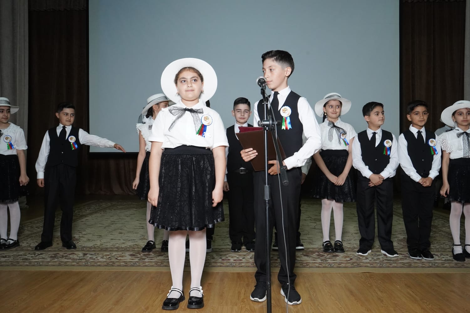 Məktəblilər səhnədə: Problemlərini sakit, “dərd”lərini gülərək həll edirlər - REPORTAJ