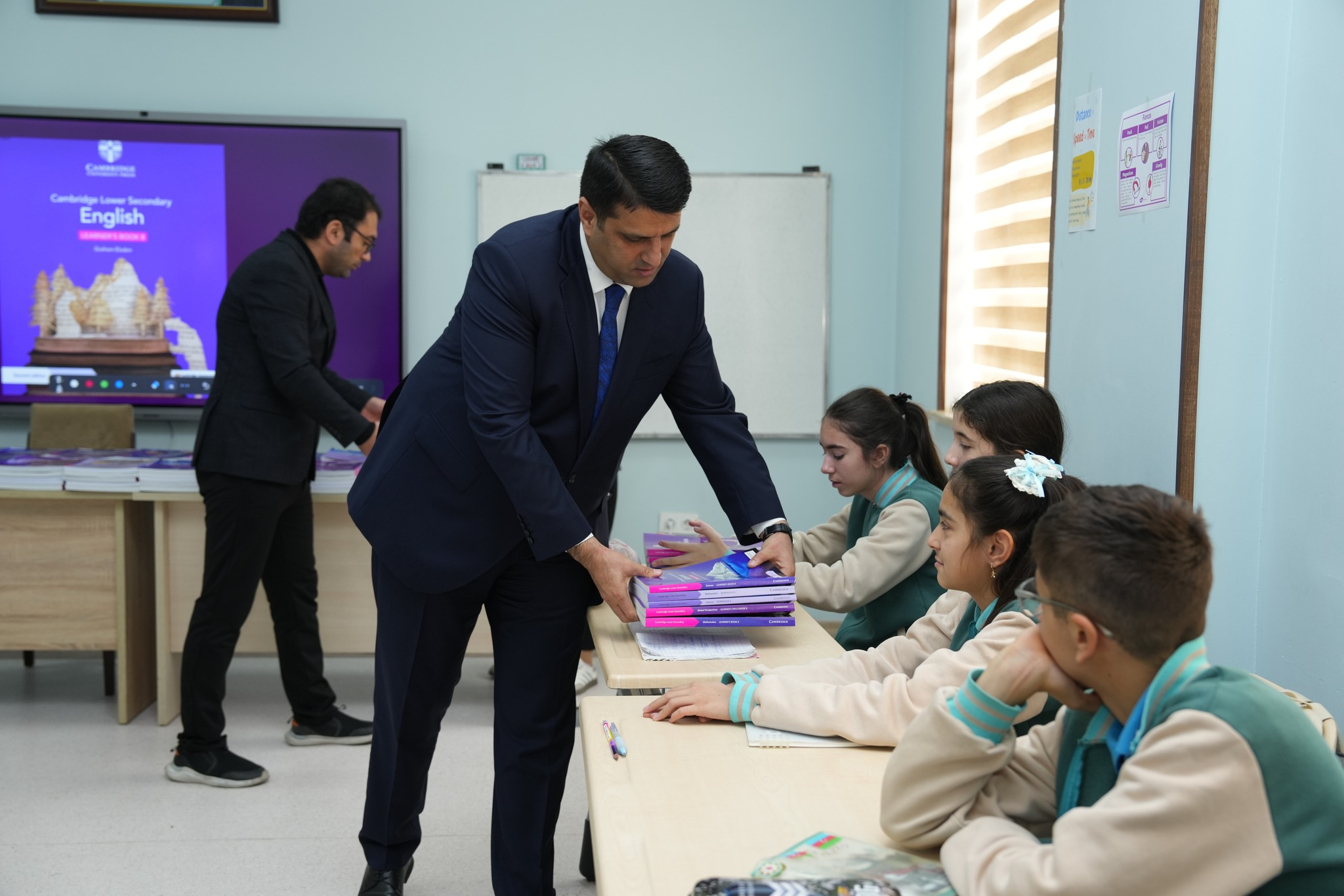 NDU-nun Beynəlxalq Kembric Məktəbinə yeni dərsliklər təqdim olunub