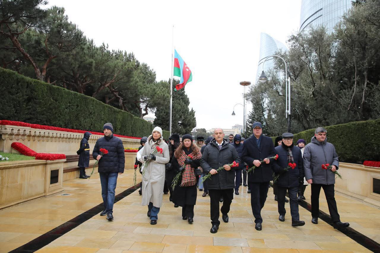 BSU-nun kollektivi Şəhidlər xiyabanını ziyarət edib