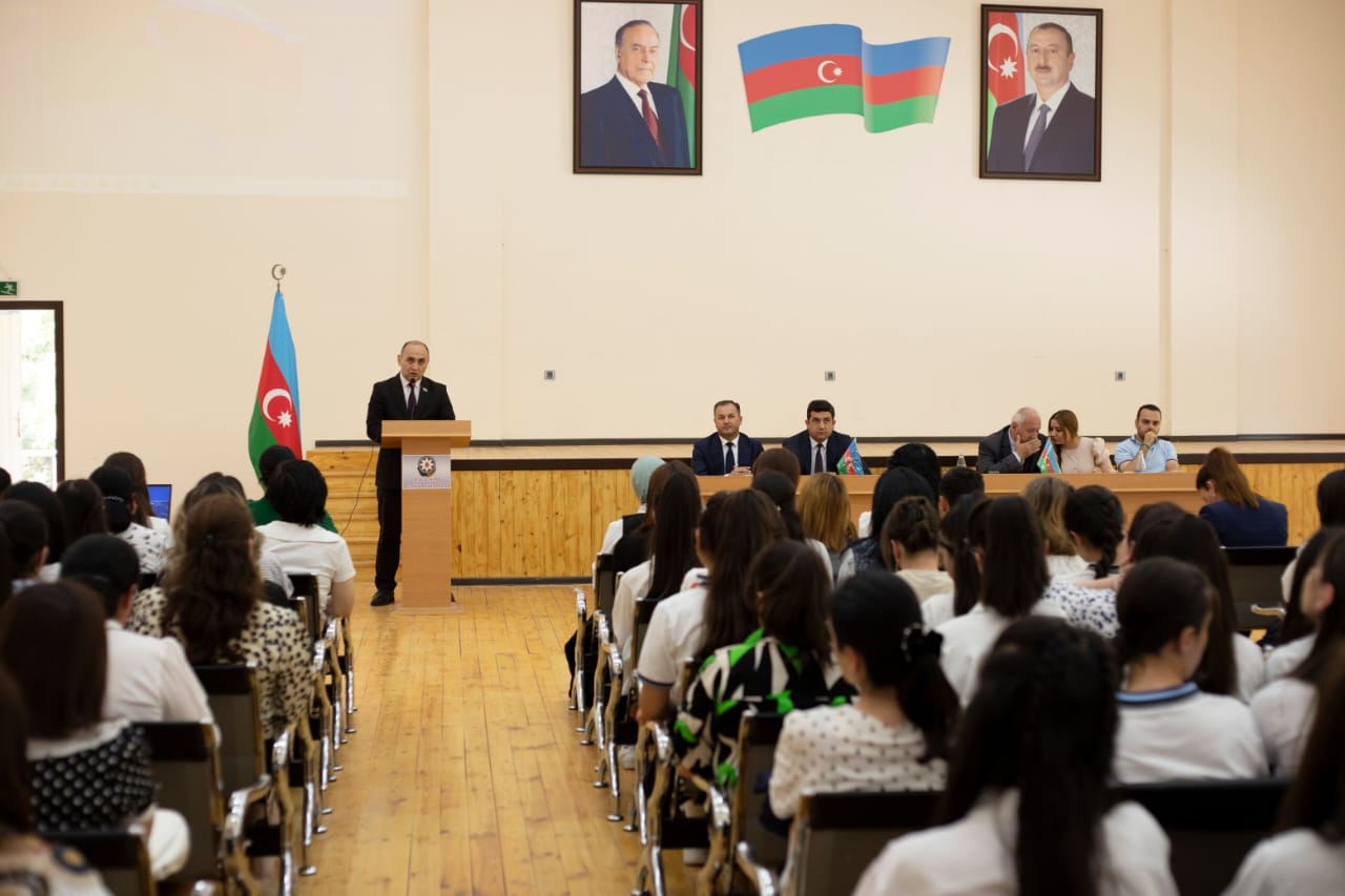 Şəkidə müəllim və şagirdlərlə görüş keçirilib