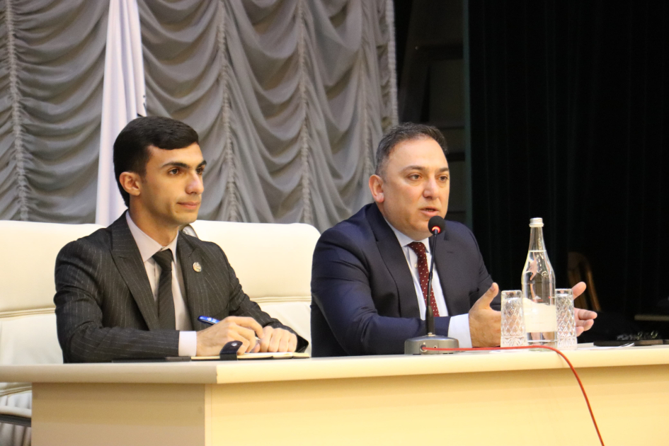 MDU-nun rektoru Anar Eminov tələbələrlə görüşüb