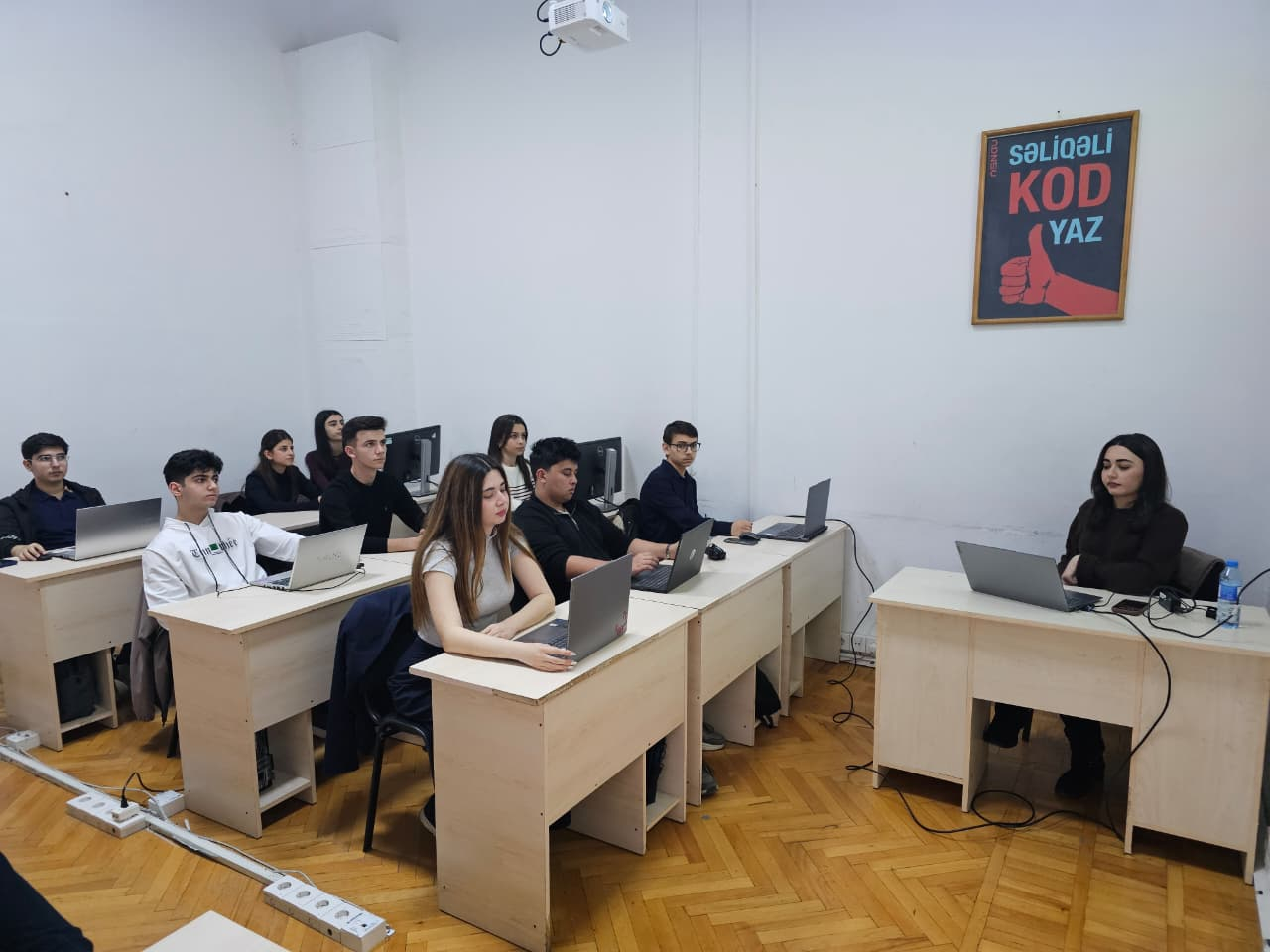 ADNSU-da tələbələr üçün data analitikası kursuna start verilib